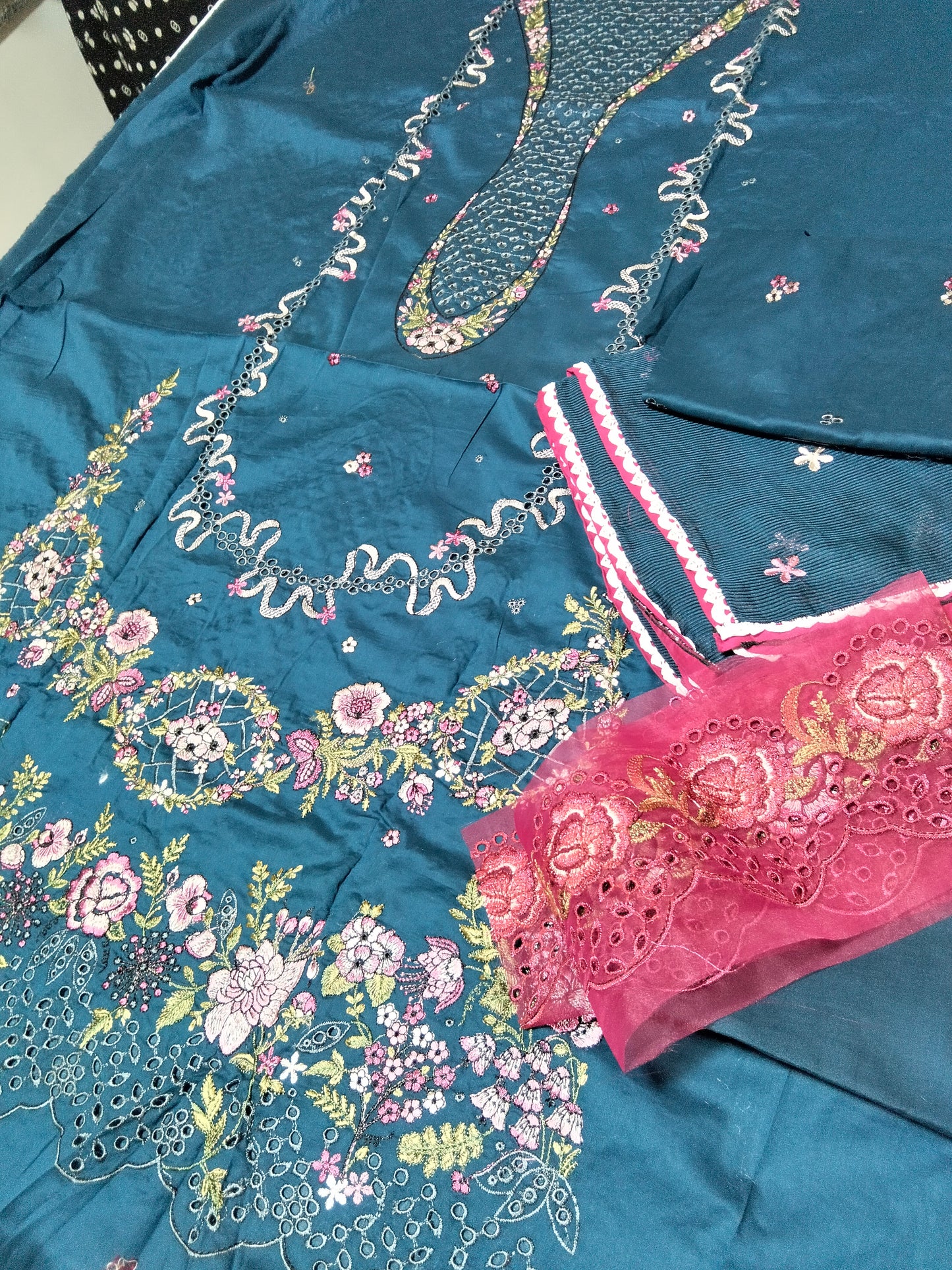 Sale embroided lawn 3pc with embroided dupatta