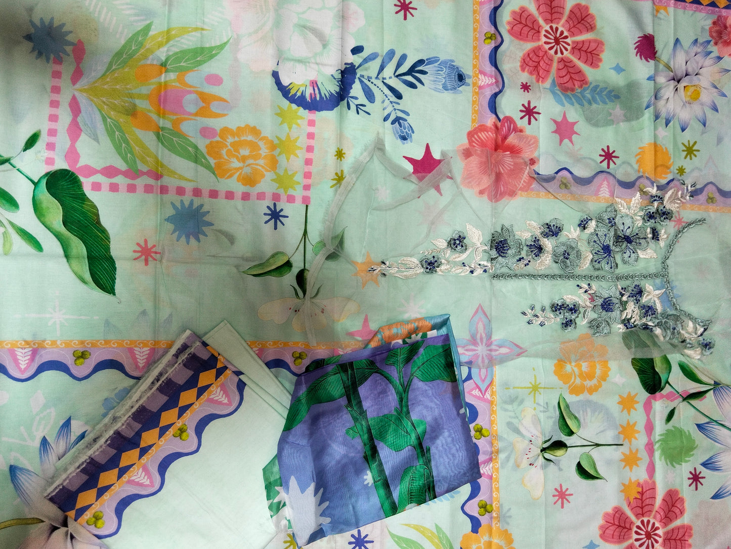 Sale Mushq printed lawn 3pc with plain trouser and printed silk dupatta ,embroided patches
