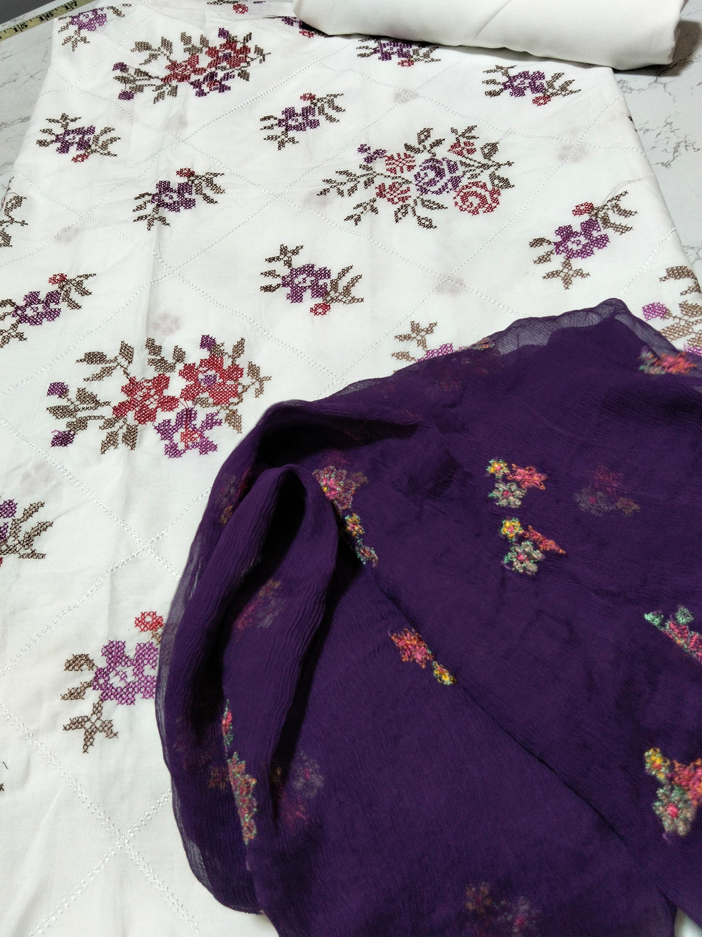 Sale breeze embroided lawn 2pc with plain trouser+breeze embroided pure chiffon dupatta