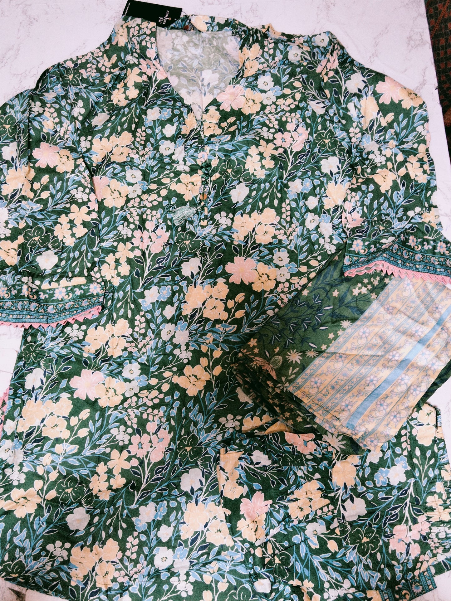 Asim jofa  3pc printed lawn  3pc (Ch.  21)(length. 35) frshi trouser (length 40) with printed dupatta