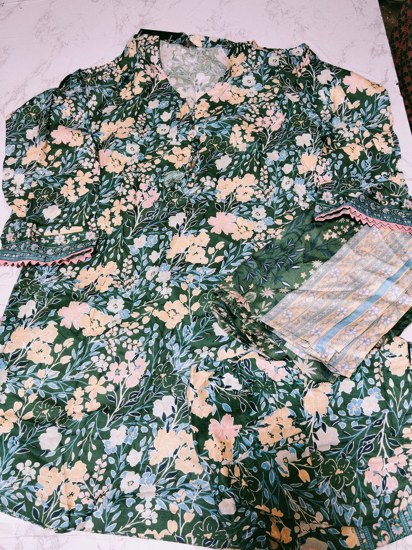 Asim jofa  3pc printed lawn  3pc (Ch.  21)(length. 35) frshi trouser (length 40) with printed dupatta