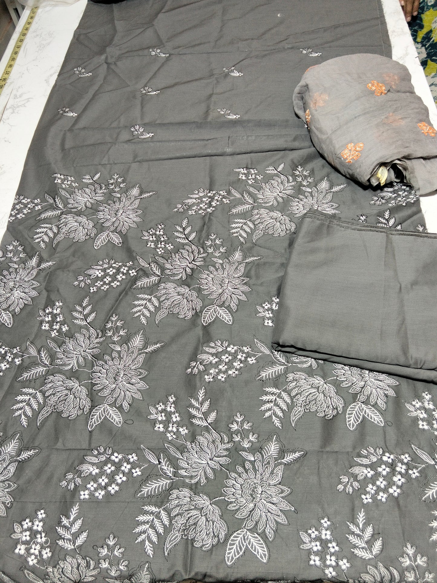Sale breeze embroided lawn 2pc+ breeze embroided pure chiffon dupatta