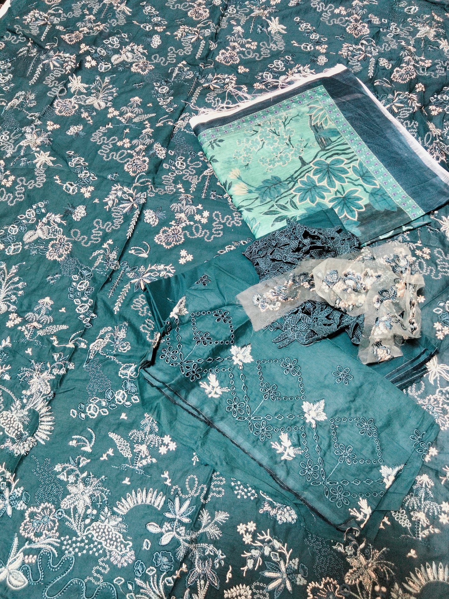 Sale Xenia embroided lawn 3pc