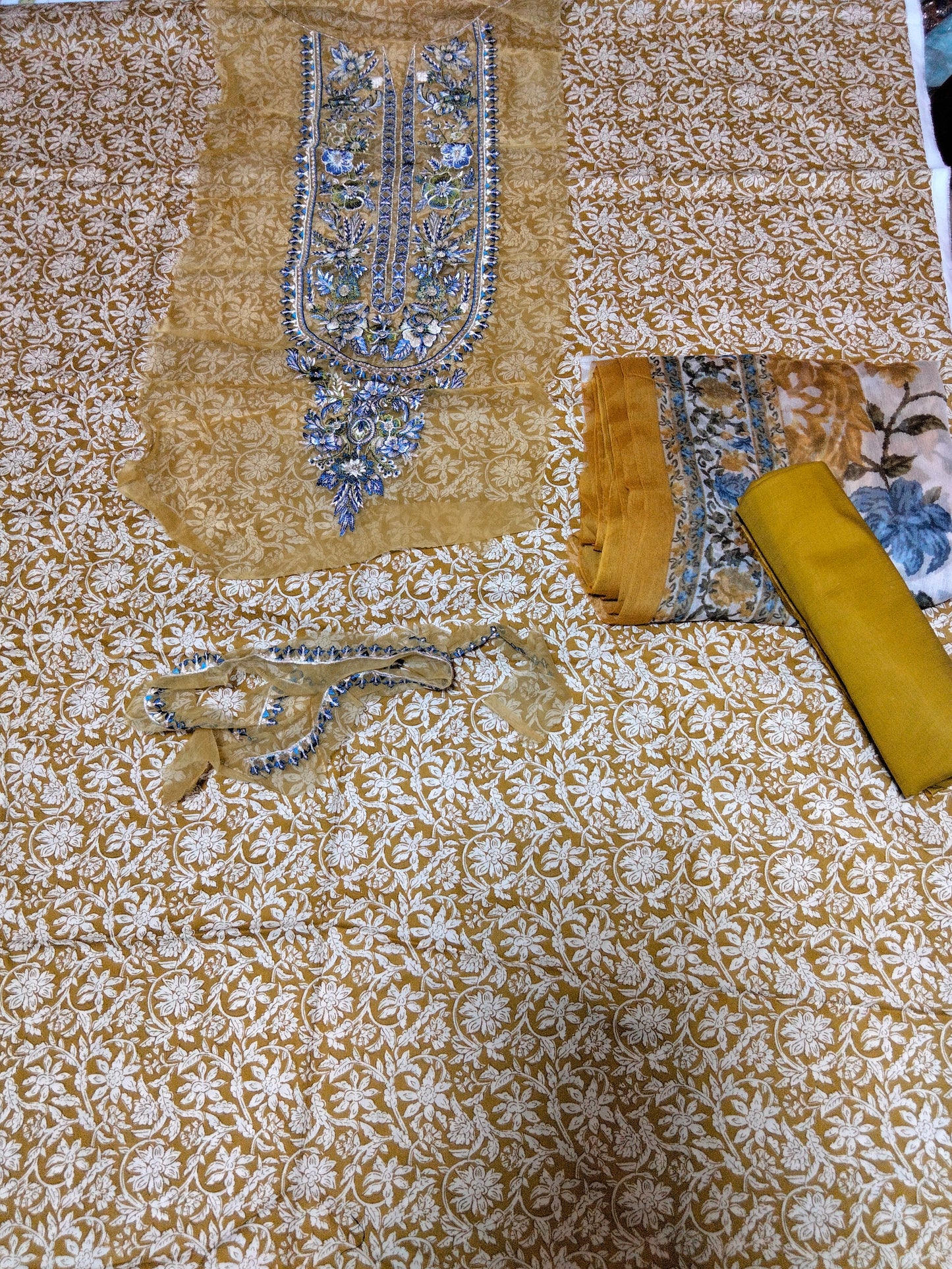 Sale sapphire printed lawn 3pc with plain trouser and embroided patches