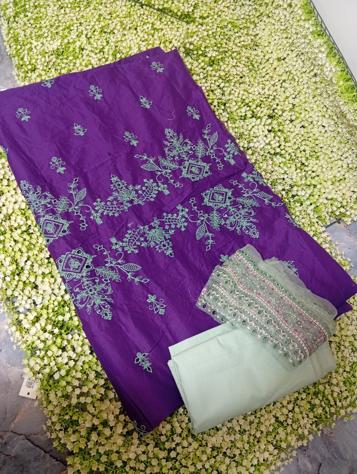 Batik embroided lawn 2pc with plain trouser and embroided patche